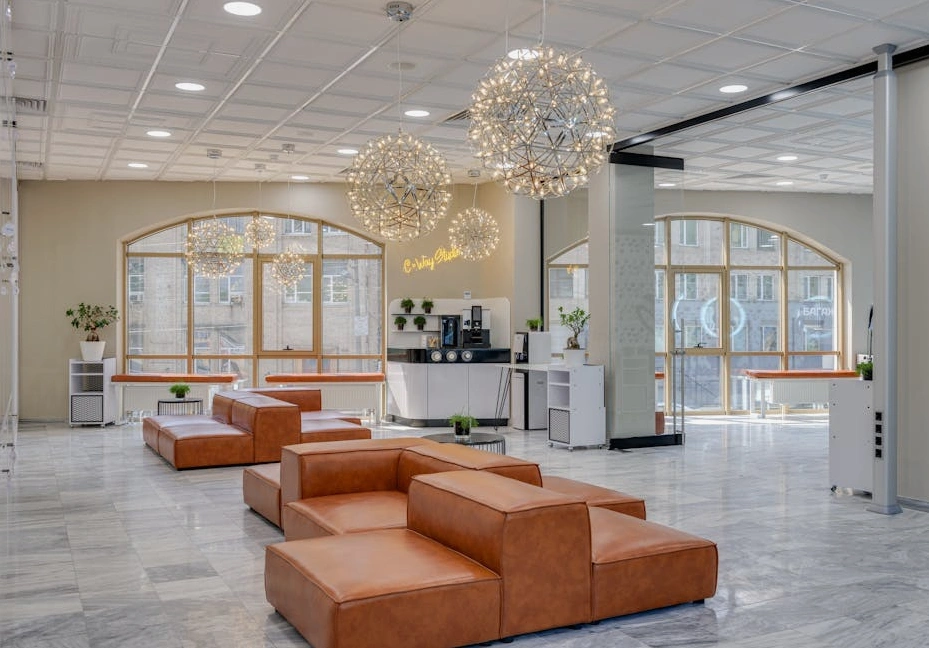 Moderní coworkingový prostor s lidmi spolupracujícími na projektech